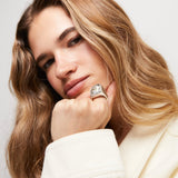 Anillo UNODE50 bañado en plata de ley acabado en forma cuadrada y cristal blanco ANI0823BLNMTL