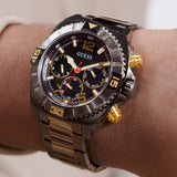 Reloj Guess Traction gris metalizado y dorado multifunción para hombre GW0800G2