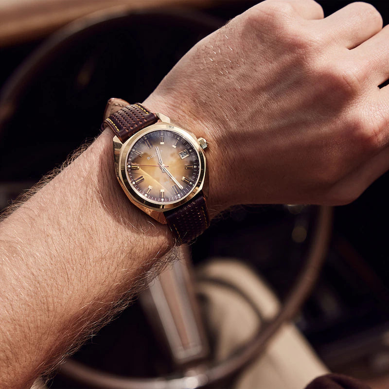 Reloj Bulova de hombre inspirado en el estilo vintage, con caja dorada y esfera color caramelo Jet Star Classic 97B214