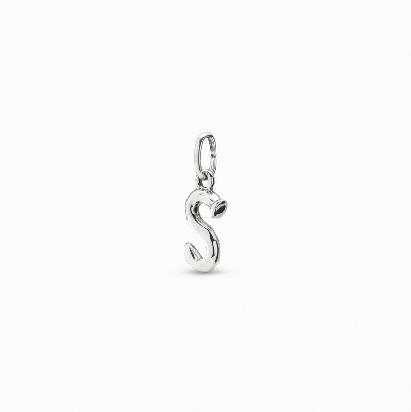 Charm UNOde50 bañado en plata de ley de letra S CHA0045MTL0000U
