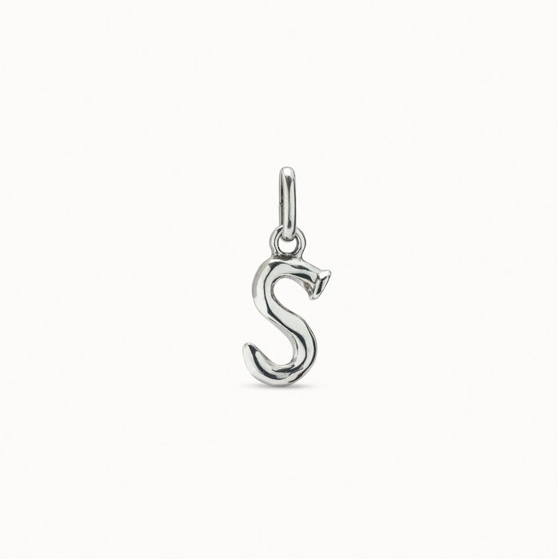 Charm UNOde50 bañado en plata de ley de letra S CHA0045MTL0000U