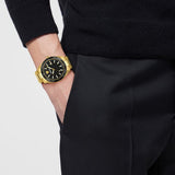 Reloj Versace V-Dome Esfera Negra Pulsera de Acero Inoxidable en Tono Dorado 42mm - VE8E00624