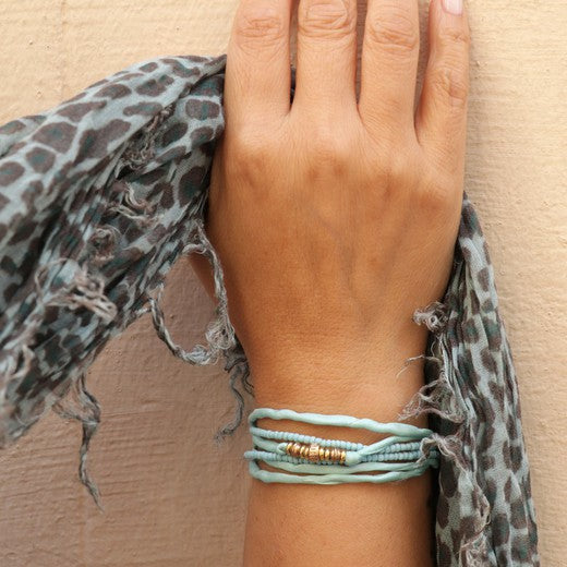 Pulsera doble de seda azul con piezas de bronce PLATADEPALO WB444T
